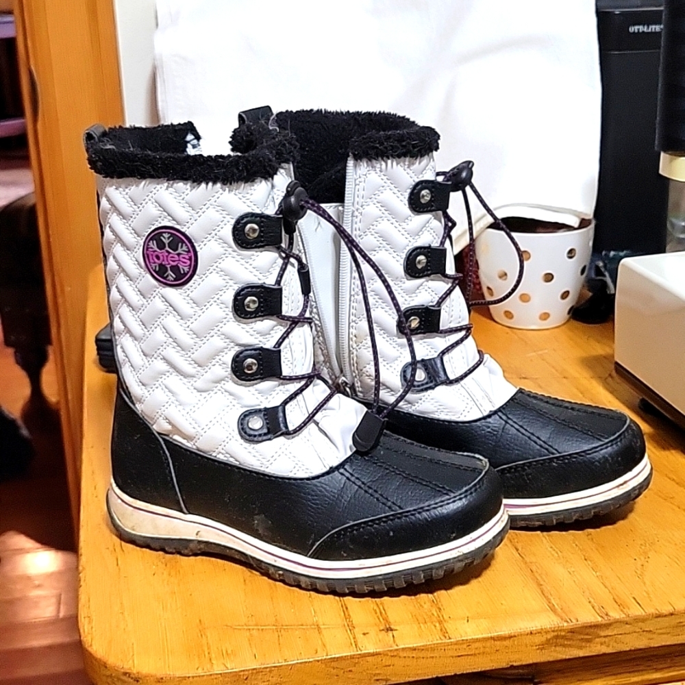 Girls size 3 snow boots